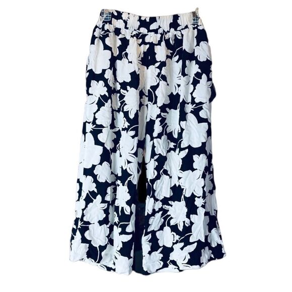 Kaari Blue. Medium. Black and white floral pants. - Picture 1 of 6